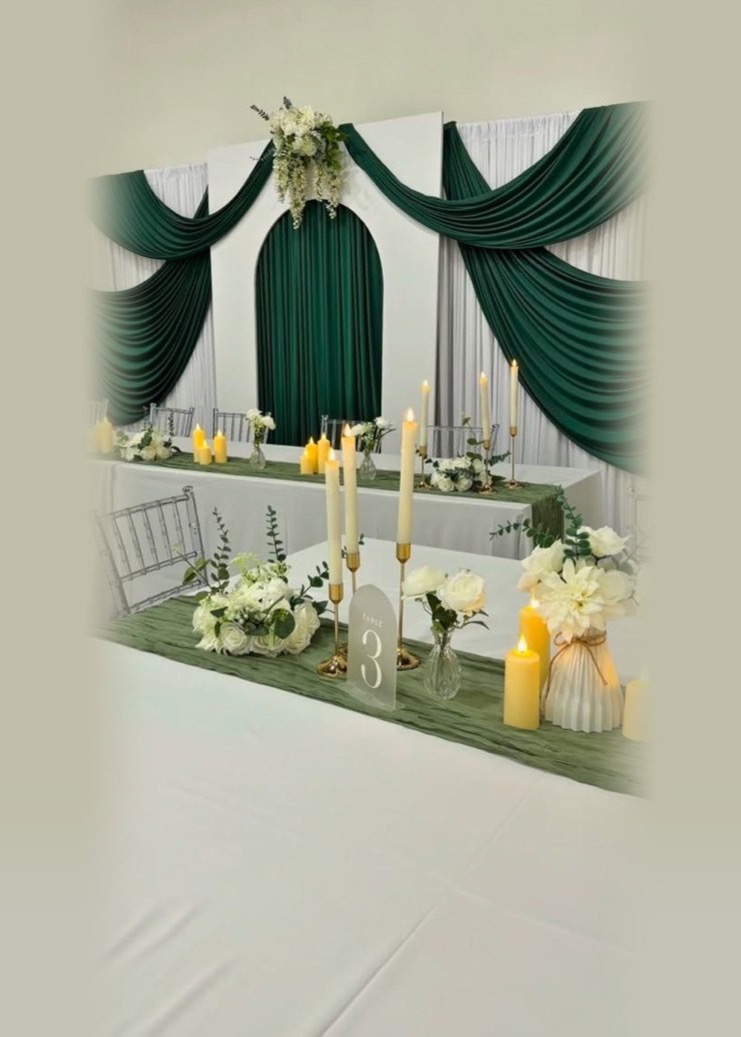 Emerald and white styled head table